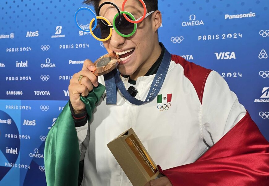 Osmar Olvera con su medalla